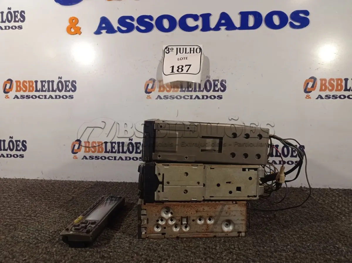 LOTE 187 - 03 APARELHOS DE SOM AUTOMOTIVO PARA RETIRADA DE PEÇAS. (NO ESTADO) ATENÇÃO! FAZER A VISITAÇÃO ANTES DE ARREMATAR, NÃO SABEMOS SE FUNCIONA. LEILÃO NÃO TEM GARANTIA E NEM DEVOLUÇÃO, SUJEITO A POSSÍVEIS AVARIAS VISÍVEIS/OCULTAS E/OU AUSÊNCIA DE COMPONENTES.