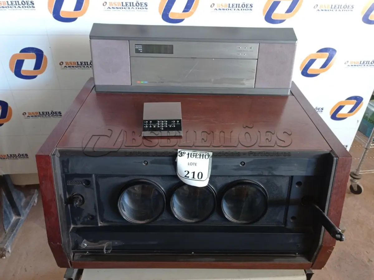 LOTE 210 - 01 COLOR VIDEO PROJETOR SYSTEM VÍDEOSCOPE KP-5040 COM CONTROLE. (NO ESTADO) ATENÇÃO! FAZER A VISITAÇÃO ANTES DE ARREMATAR, NÃO SABEMOS SE FUNCIONA. LEILÃO NÃO TEM GARANTIA E NEM DEVOLUÇÃO, SUJEITO A POSSÍVEIS AVARIAS VISÍVEIS/OCULTAS E/OU AUSÊNCIA DE COMPONENTES.