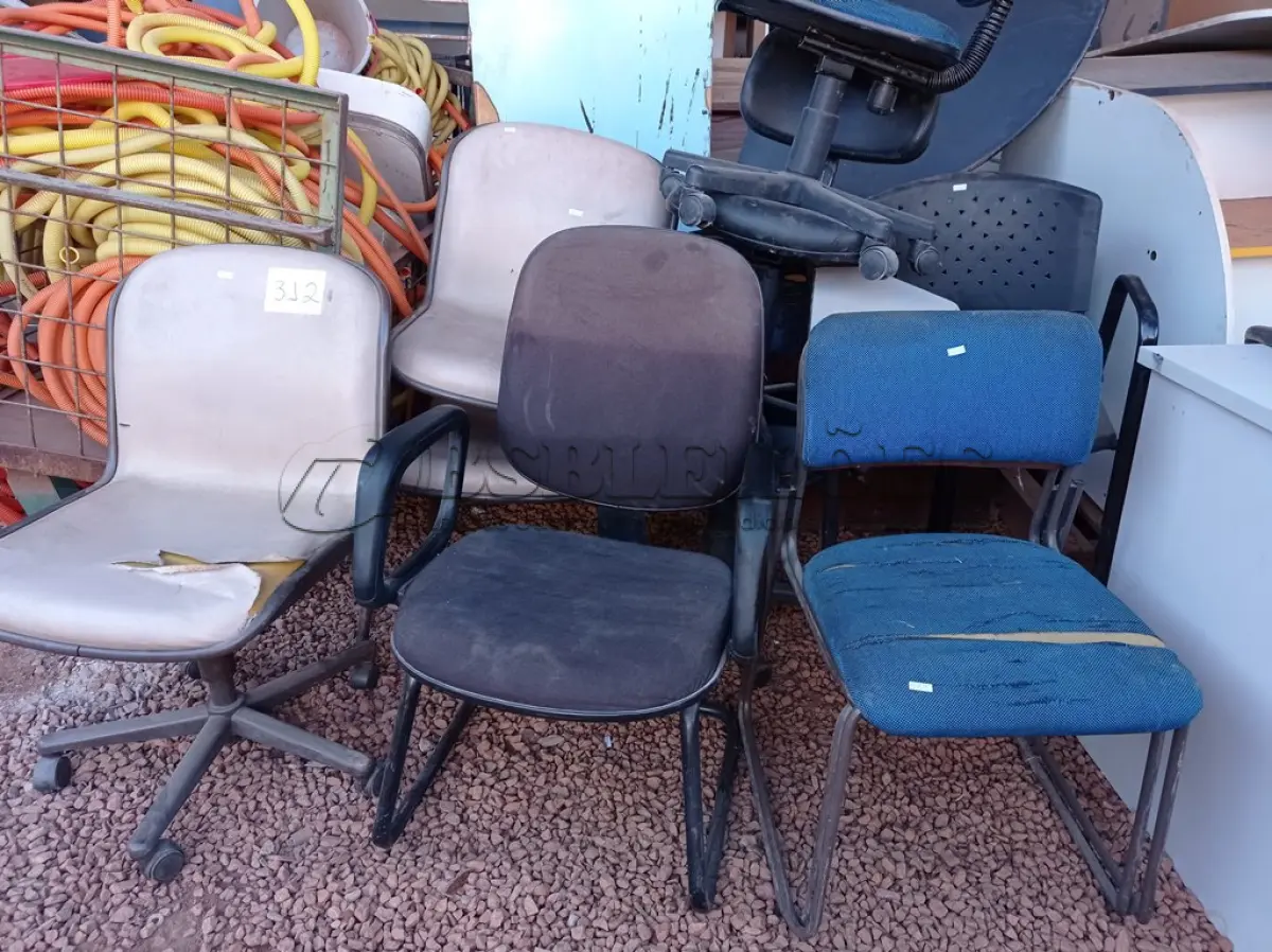 LOTE 312 - 11 CADEIRAS DIVERSAS. (NO ESTADO) ATENÇÃO! FAZER A VISITAÇÃO ANTES DE ARREMATAR, NÃO SABEMOS SE FUNCIONA. LEILÃO NÃO TEM GARANTIA E NEM DEVOLUÇÃO, SUJEITO A POSSÍVEIS AVARIAS VISÍVEIS/OCULTAS E/OU AUSÊNCIA DE COMPONENTES.
