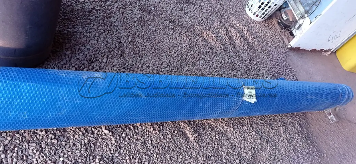 LOTE 366 - 01 LONA PARA PISCINA AQUECIDA E BASE COM MANIVELA PARA ABRIR E FECHAR 5X8. (NO ESTADO) ATENÇÃO! FAZER A VISITAÇÃO ANTES DE ARREMATAR, NÃO SABEMOS SE FUNCIONA. LEILÃO NÃO TEM GARANTIA E NEM DEVOLUÇÃO, SUJEITO A POSSÍVEIS AVARIAS VISÍVEIS/OCULTAS E/OU AUSÊNCIA DE COMPONENTES.