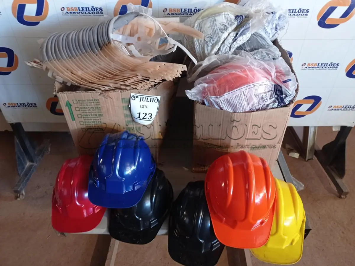 LOTE 123 - 45 CAPACETES C/CARNEIRA EPI SEGURANÇA VÁRIAS CORES NOVO. (NO ESTADO)