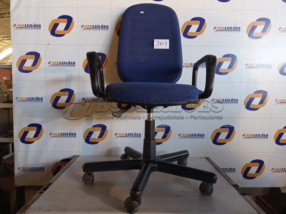 LOTE 307 - 01 CADEIRA COM ESPALDAR ALTO NA COR AZUL COM BASE GIRATORIA. (NO ESTADO) ATENÇÃO! FAZER A VISITAÇÃO ANTES DE ARREMATAR, NÃO SABEMOS SE FUNCIONA. LEILÃO NÃO TEM GARANTIA E NEM DEVOLUÇÃO, SUJEITO A POSSÍVEIS AVARIAS VISÍVEIS/OCULTAS E/OU AUSÊNCIA DE COMPONENTES.