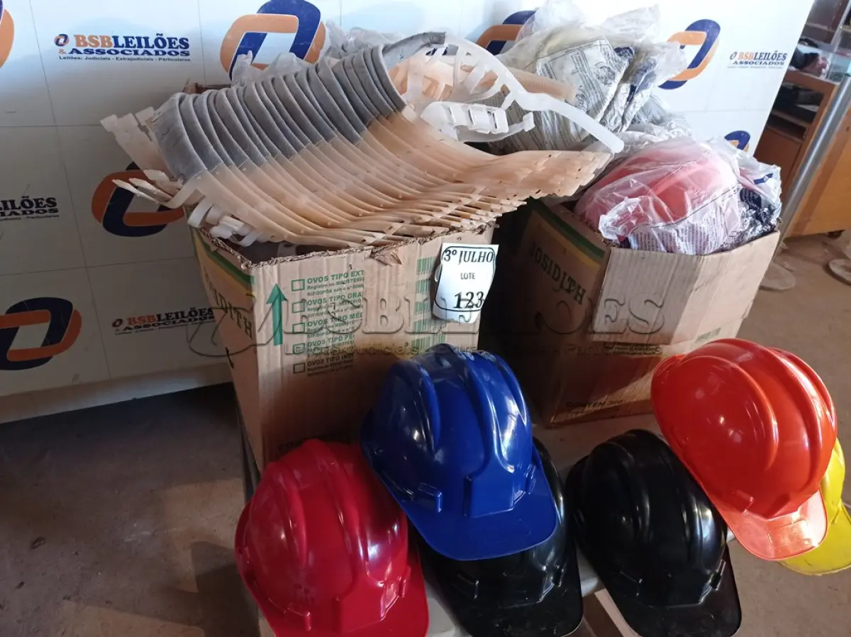 LOTE 123 - 45 CAPACETES C/CARNEIRA EPI SEGURANÇA VÁRIAS CORES NOVO. (NO ESTADO)