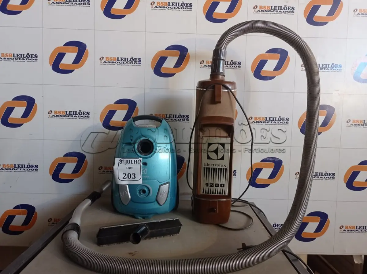LOTE 203 - 02 ASPIRADORES DE PÓ MARCAS E MODELOS DIVERSOS. (NO ESTADO) ATENÇÃO! FAZER A VISITAÇÃO ANTES DE ARREMATAR, NÃO SABEMOS SE FUNCIONA. LEILÃO NÃO TEM GARANTIA E NEM DEVOLUÇÃO, SUJEITO A POSSÍVEIS AVARIAS VISÍVEIS/OCULTAS E/OU AUSÊNCIA DE COMPONENTES.