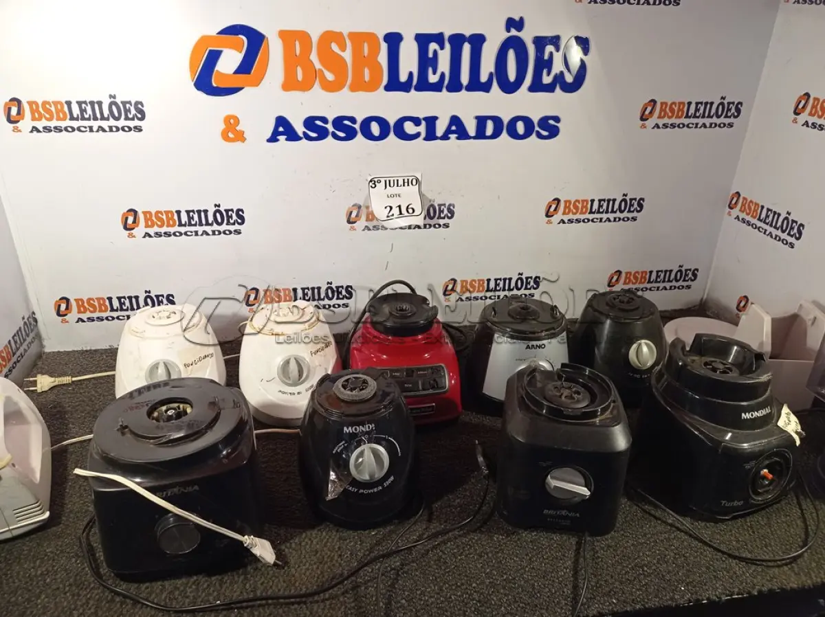 LOTE 216 - 09 BASES DE LIQUIDIFICADOR, 01 BATEDEIRA E 01 COPO DE LIQUIDIFICADOR. (NO ESTADO) ATENÇÃO! FAZER A VISITAÇÃO ANTES DE ARREMATAR, NÃO SABEMOS SE FUNCIONA. LEILÃO NÃO TEM GARANTIA E NEM DEVOLUÇÃO, SUJEITO A POSSÍVEIS AVARIAS VISÍVEIS/OCULTAS E/OU AUSÊNCIA DE COMPONENTES.