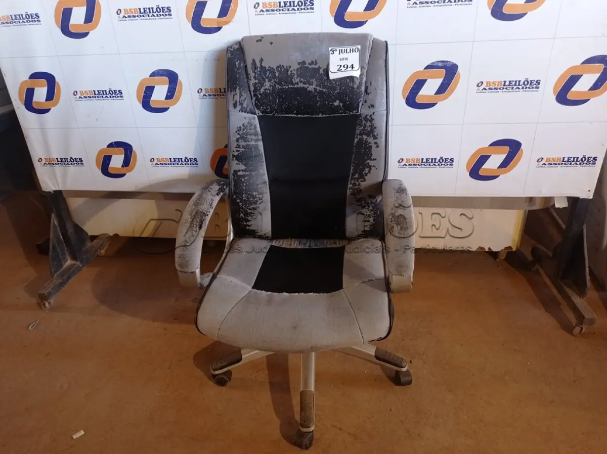 LOTE 294 - 01 CADEIRA PARA ESCRITÓRIO COM BASE GIRATÓRIA. (NO ESTADO) ATENÇÃO! FAZER A VISITAÇÃO ANTES DE ARREMATAR, NÃO SABEMOS SE FUNCIONA. LEILÃO NÃO TEM GARANTIA E NEM DEVOLUÇÃO, SUJEITO A POSSÍVEIS AVARIAS VISÍVEIS/OCULTAS E/OU AUSÊNCIA DE COMPONENTES.