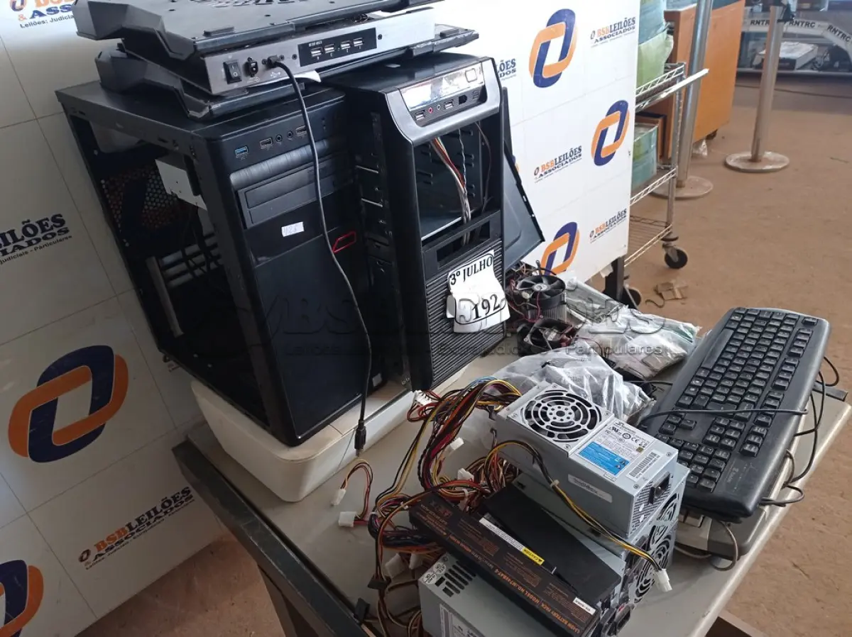 LOTE 192 - 01 LOTE COM DIVERSOS MATERIAIS DE IMFORMATICA PERIFERICOS. (NO ESTADO) ATENÇÃO! FAZER A VISITAÇÃO ANTES DE ARREMATAR, NÃO SABEMOS SE FUNCIONA. LEILÃO NÃO TEM GARANTIA E NEM DEVOLUÇÃO, SUJEITO A POSSÍVEIS AVARIAS VISÍVEIS/OCULTAS E/OU AUSÊNCIA DE COMPONENTES.