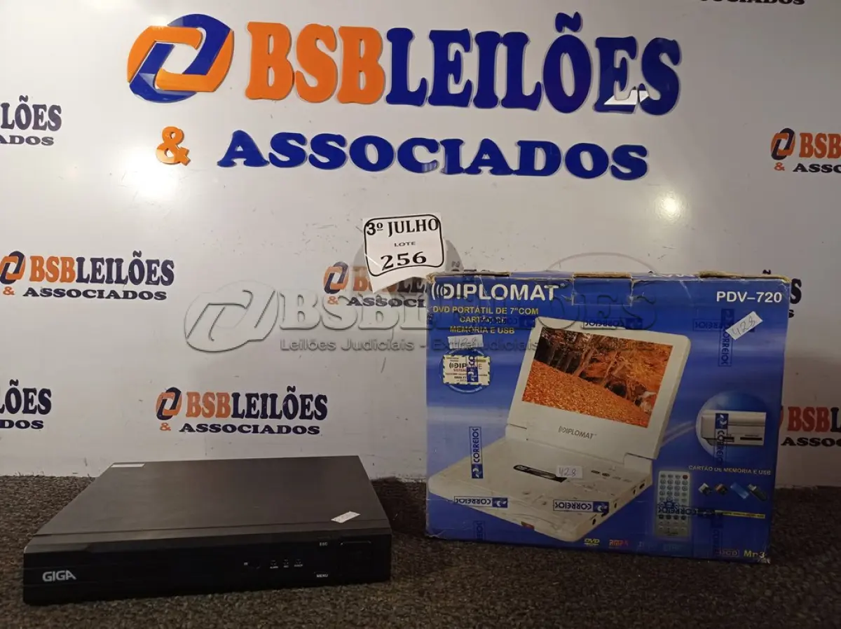 LOTE 256 - 01 DVD PORTATIL E 01 DVR MARCA GIGA 04 CANAIS. (NO ESTADO) ATENÇÃO! FAZER A VISITAÇÃO ANTES DE ARREMATAR, NÃO SABEMOS SE FUNCIONA. LEILÃO NÃO TEM GARANTIA E NEM DEVOLUÇÃO, SUJEITO A POSSÍVEIS AVARIAS VISÍVEIS/OCULTAS E/OU AUSÊNCIA DE COMPONENTES.