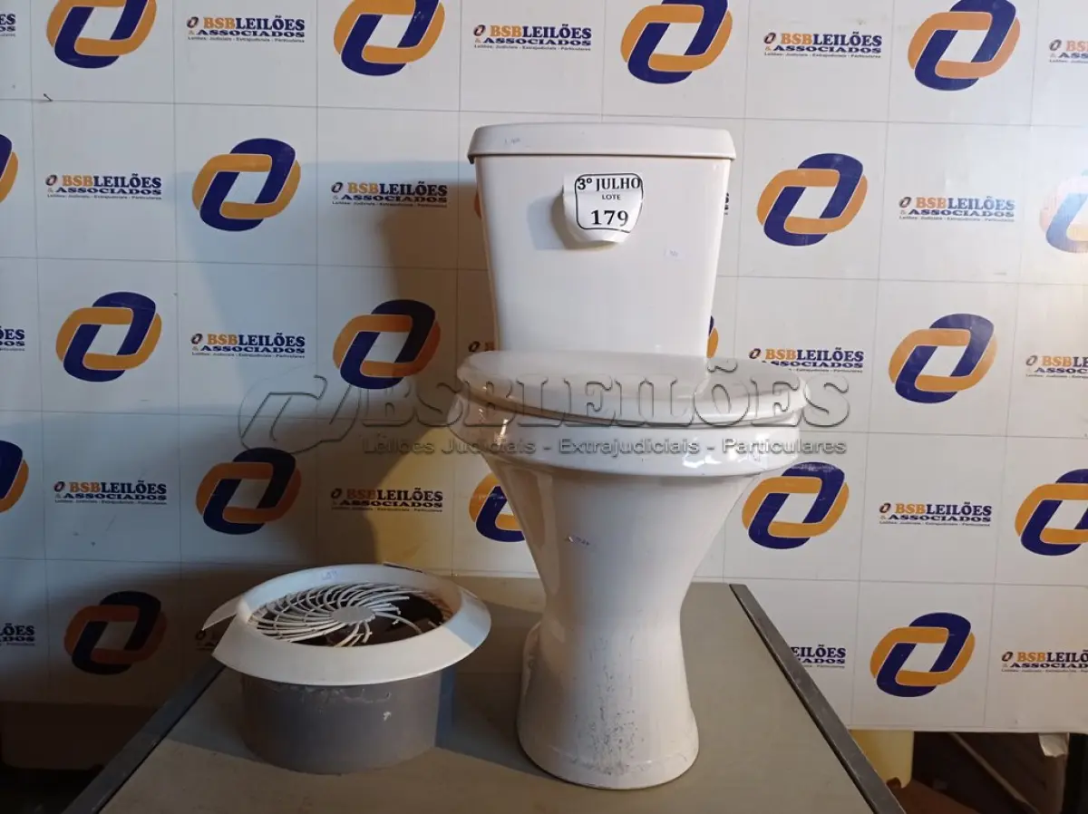 LOTE 179 - 01 VASO SANITÁRIO COM CAIXA ACOPLADA E 01 EXAUSTOR. (NO ESTADO) ATENÇÃO! FAZER A VISITAÇÃO ANTES DE ARREMATAR, NÃO SABEMOS SE FUNCIONA. LEILÃO NÃO TEM GARANTIA E NEM DEVOLUÇÃO, SUJEITO A POSSÍVEIS AVARIAS VISÍVEIS/OCULTAS E/OU AUSÊNCIA DE COMPONENTES.