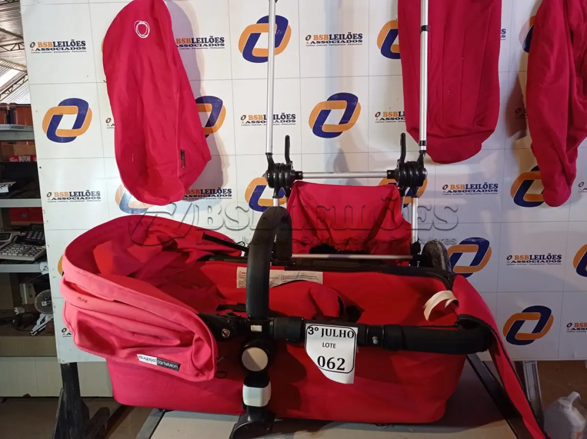 LOTE 062 - 01 CARRINHO DE BEBÊ - BUGABOO CAMELEON PLUS - CLÁSSICO E PASSEIO - VERMELHO/PRETO.  (NO ESTADO)