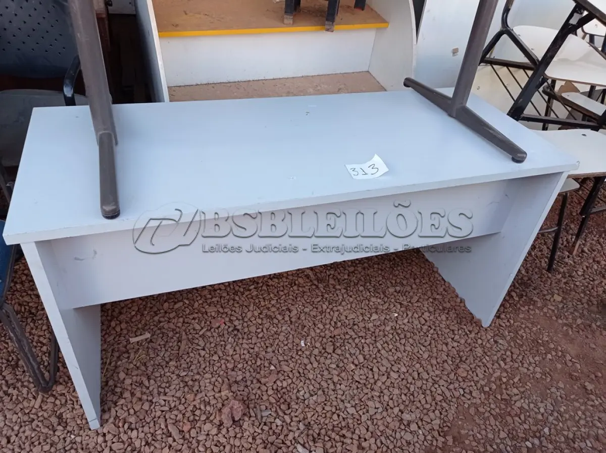 LOTE 313 - 02 MESAS PARA ESCRITÓRIO. (NO ESTADO) ATENÇÃO! FAZER A VISITAÇÃO ANTES DE ARREMATAR, NÃO SABEMOS SE FUNCIONA. LEILÃO NÃO TEM GARANTIA E NEM DEVOLUÇÃO, SUJEITO A POSSÍVEIS AVARIAS VISÍVEIS/OCULTAS E/OU AUSÊNCIA DE COMPONENTES.