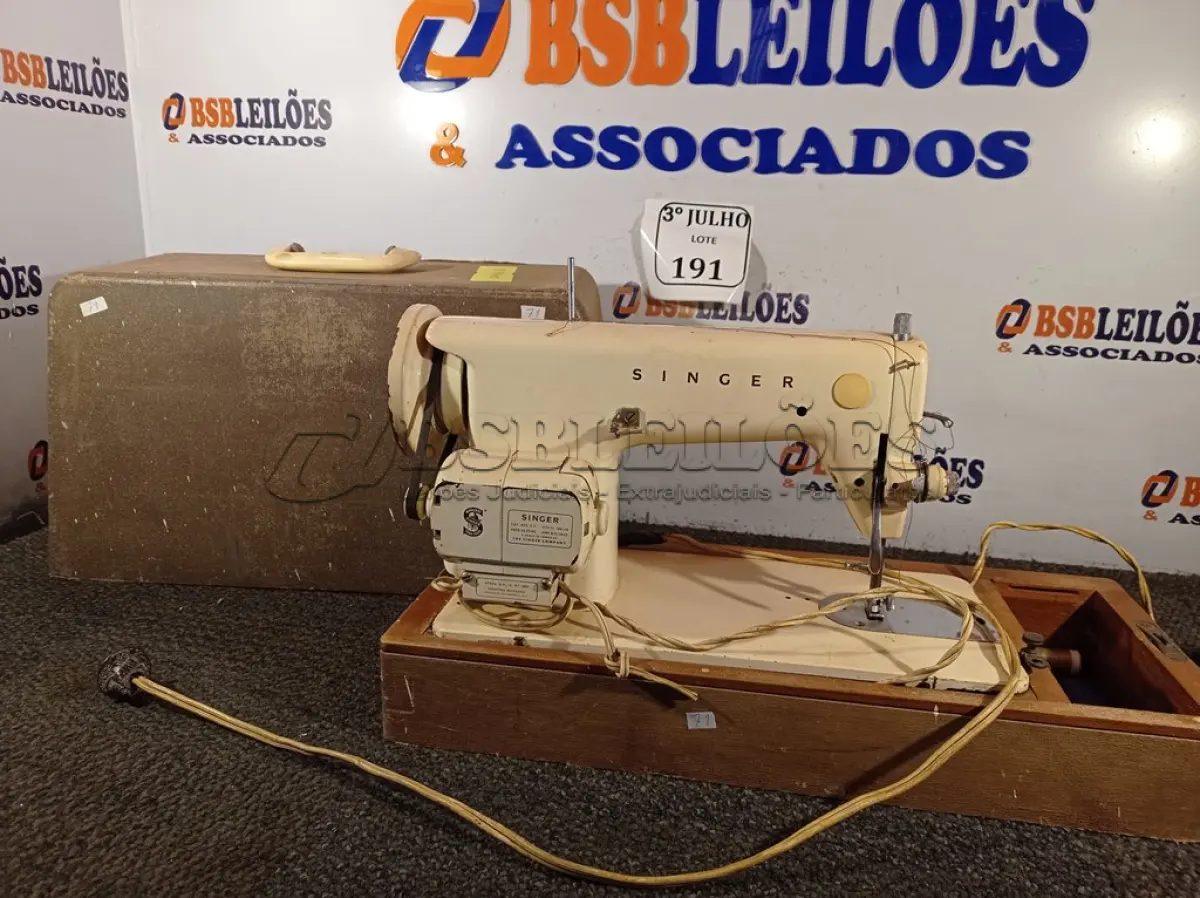 LOTE 191 - 01 MÁQUINA DE COSTURA ANTIGA MARCA SINGER. (NO ESTADO) ATENÇÃO! FAZER A VISITAÇÃO ANTES DE ARREMATAR, NÃO SABEMOS SE FUNCIONA. LEILÃO NÃO TEM GARANTIA E NEM DEVOLUÇÃO, SUJEITO A POSSÍVEIS AVARIAS VISÍVEIS/OCULTAS E/OU AUSÊNCIA DE COMPONENTES.