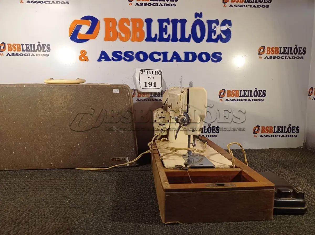 LOTE 191 - 01 MÁQUINA DE COSTURA ANTIGA MARCA SINGER. (NO ESTADO) ATENÇÃO! FAZER A VISITAÇÃO ANTES DE ARREMATAR, NÃO SABEMOS SE FUNCIONA. LEILÃO NÃO TEM GARANTIA E NEM DEVOLUÇÃO, SUJEITO A POSSÍVEIS AVARIAS VISÍVEIS/OCULTAS E/OU AUSÊNCIA DE COMPONENTES.