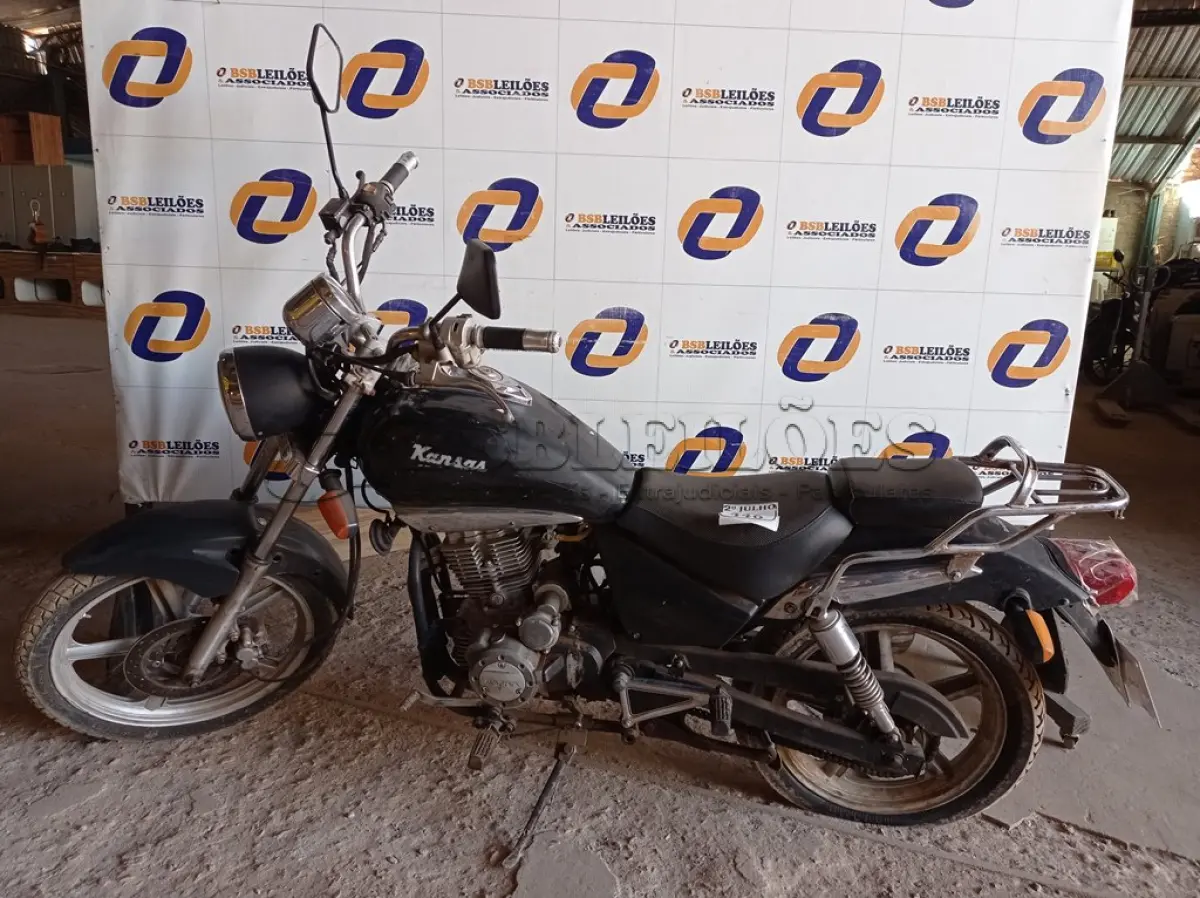 LOTE 446 - 01 MOTOCICLETA DAFRA MOD: KANSAS (NO ESTADO) ATENÇÃO! FAZER A VISITAÇÃO ANTES DE ARREMATAR, NÃO SABEMOS SE FUNCIONA. LEILÃO NÃO TEM GARANTIA E NEM DEVOLUÇÃO, SUJEITO A POSSÍVEIS AVARIAS VISÍVEIS/OCULTAS E/OU AUSÊNCIA DE COMPONENTES.