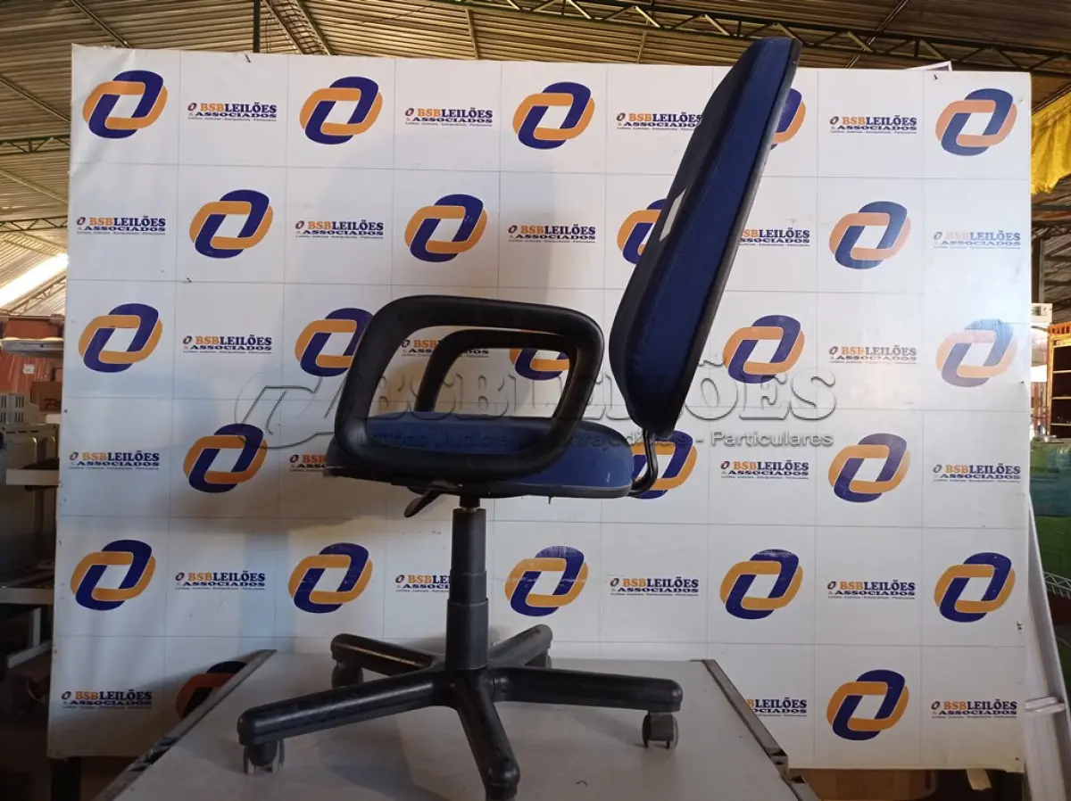 LOTE 305 - 01 CADEIRA COM ESPALDAR ALTO NA COR AZUL COM BASE GIRATORIA. (NO ESTADO) ATENÇÃO! FAZER A VISITAÇÃO ANTES DE ARREMATAR, NÃO SABEMOS SE FUNCIONA. LEILÃO NÃO TEM GARANTIA E NEM DEVOLUÇÃO, SUJEITO A POSSÍVEIS AVARIAS VISÍVEIS/OCULTAS E/OU AUSÊNCIA DE COMPONENTES.