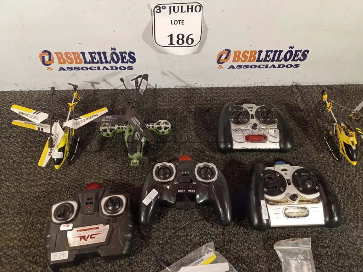 LOTE 186 - 04 CONTROLES E 03 HELICÓPTERO. (NO ESTADO) ATENÇÃO! FAZER A VISITAÇÃO ANTES DE ARREMATAR, NÃO SABEMOS SE FUNCIONA. LEILÃO NÃO TEM GARANTIA E NEM DEVOLUÇÃO, SUJEITO A POSSÍVEIS AVARIAS VISÍVEIS/OCULTAS E/OU AUSÊNCIA DE COMPONENTES.
