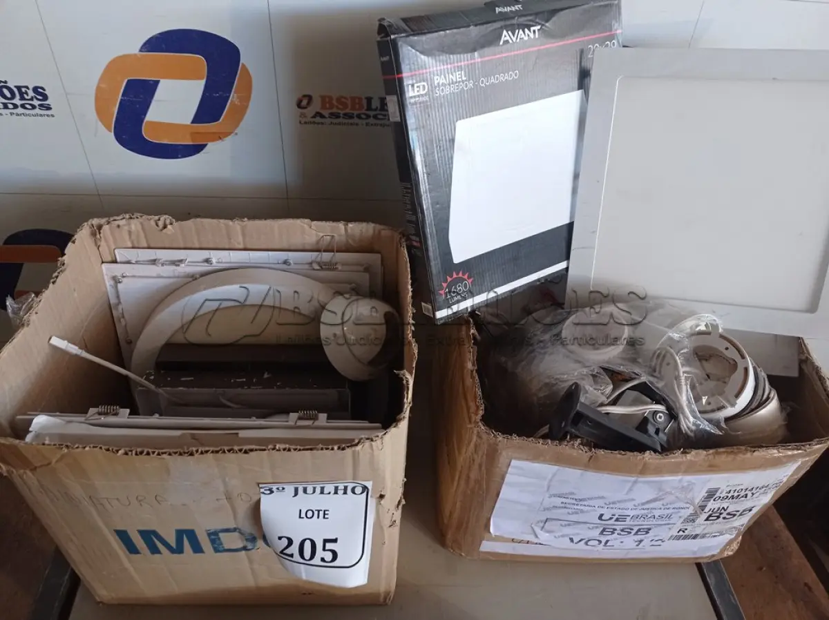 LOTE 205 - 01 LOTE COM VÁRIAS LUMINÁRIAS, 01 LOTE COM VÁRIAS CÂMERAS DE SEGURANÇA.  (NO ESTADO) ATENÇÃO! FAZER A VISITAÇÃO ANTES DE ARREMATAR, NÃO SABEMOS SE FUNCIONA. LEILÃO NÃO TEM GARANTIA E NEM DEVOLUÇÃO, SUJEITO A POSSÍVEIS AVARIAS VISÍVEIS/OCULTAS E/OU AUSÊNCIA DE COMPONENTES.