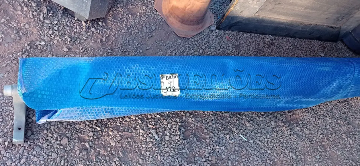 LOTE 366 - 01 LONA PARA PISCINA AQUECIDA E BASE COM MANIVELA PARA ABRIR E FECHAR 5X8. (NO ESTADO) ATENÇÃO! FAZER A VISITAÇÃO ANTES DE ARREMATAR, NÃO SABEMOS SE FUNCIONA. LEILÃO NÃO TEM GARANTIA E NEM DEVOLUÇÃO, SUJEITO A POSSÍVEIS AVARIAS VISÍVEIS/OCULTAS E/OU AUSÊNCIA DE COMPONENTES.