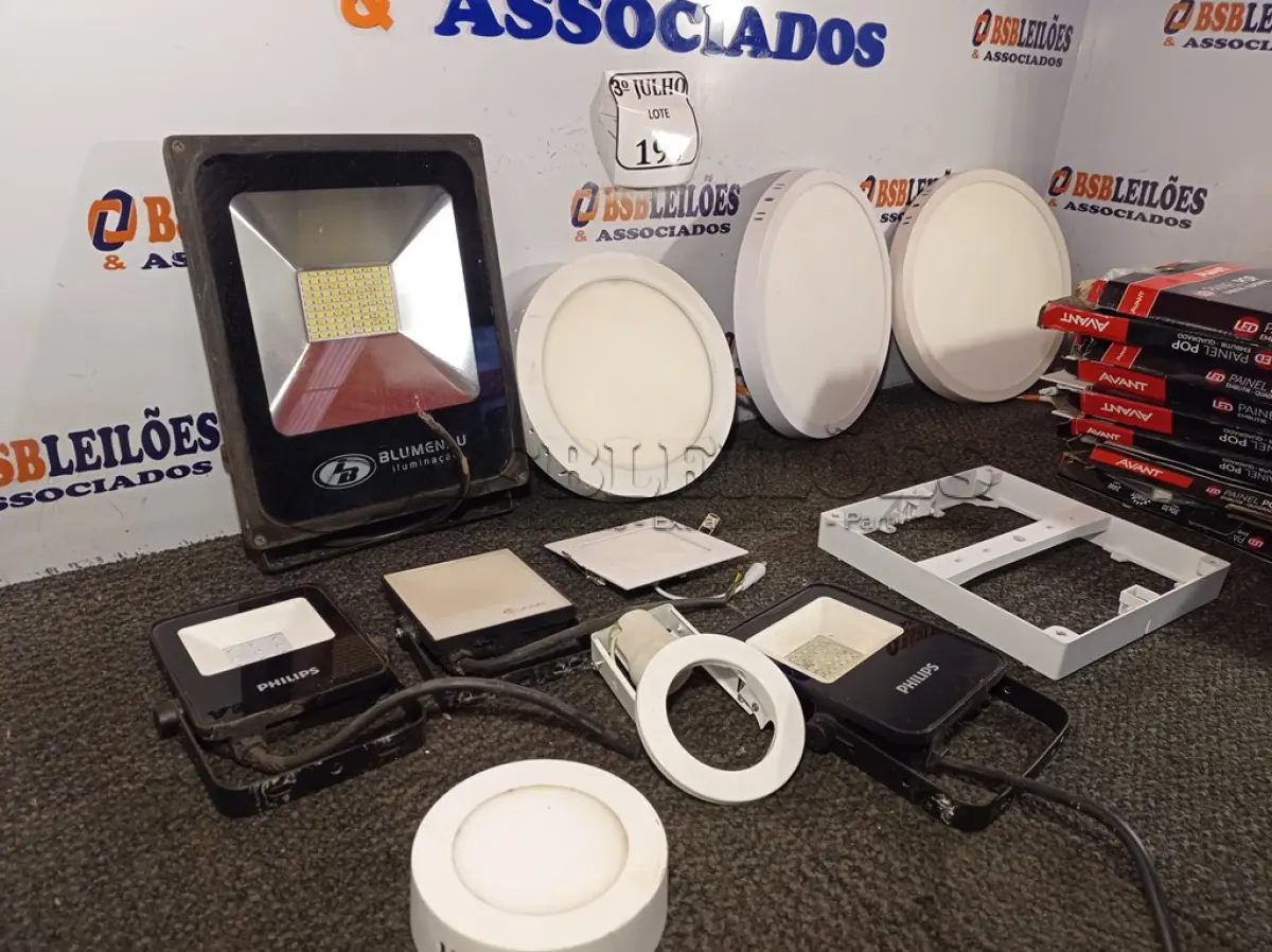 LOTE 196 - 01 LOTE COM VÁRIAS LUMINÁRIAS DE DIVERSOS MODELOS. (NO ESTADO) ATENÇÃO! FAZER A VISITAÇÃO ANTES DE ARREMATAR, NÃO SABEMOS SE FUNCIONA. LEILÃO NÃO TEM GARANTIA E NEM DEVOLUÇÃO, SUJEITO A POSSÍVEIS AVARIAS VISÍVEIS/OCULTAS E/OU AUSÊNCIA DE COMPONENTES.