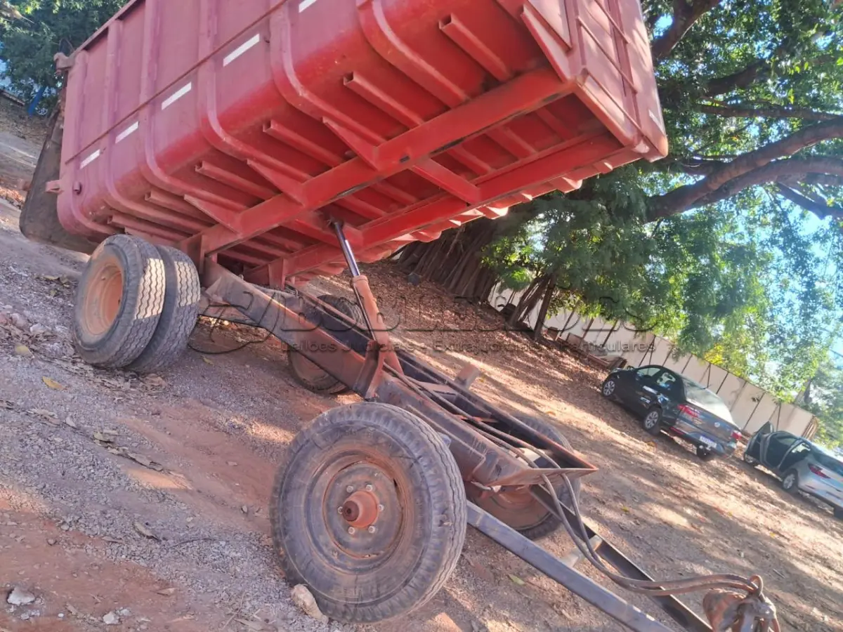LOTE 319 - 01 CARRETA 12m³, COM TAMPA SUPERIOR. COMPRIMENTO 3.50 ; LARGURA 2.20 E ALTURA 1.30. (NO ESTADO)