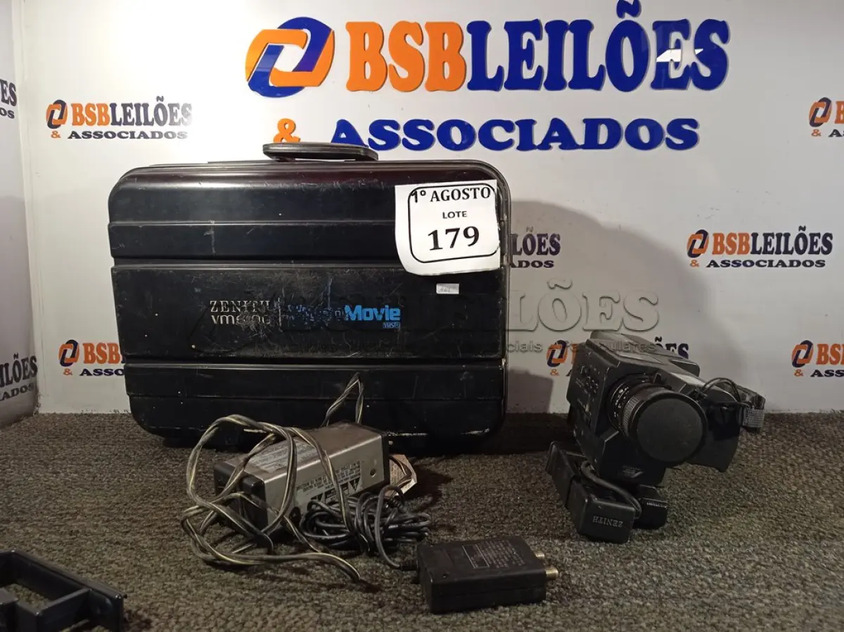 LOTE 179 - 01 FILMADORA ANTIGA COM MALETA. (NO ESTADO) ATENÇÃO! FAZER A VISITAÇÃO ANTES DE ARREMATAR, NÃO SABEMOS SE FUNCIONA. LEILÃO NÃO TEM GARANTIA E NEM DEVOLUÇÃO, SUJEITO A POSSÍVEIS AVARIAS VISÍVEIS/OCULTAS E/OU AUSÊNCIA DE COMPONENTES.