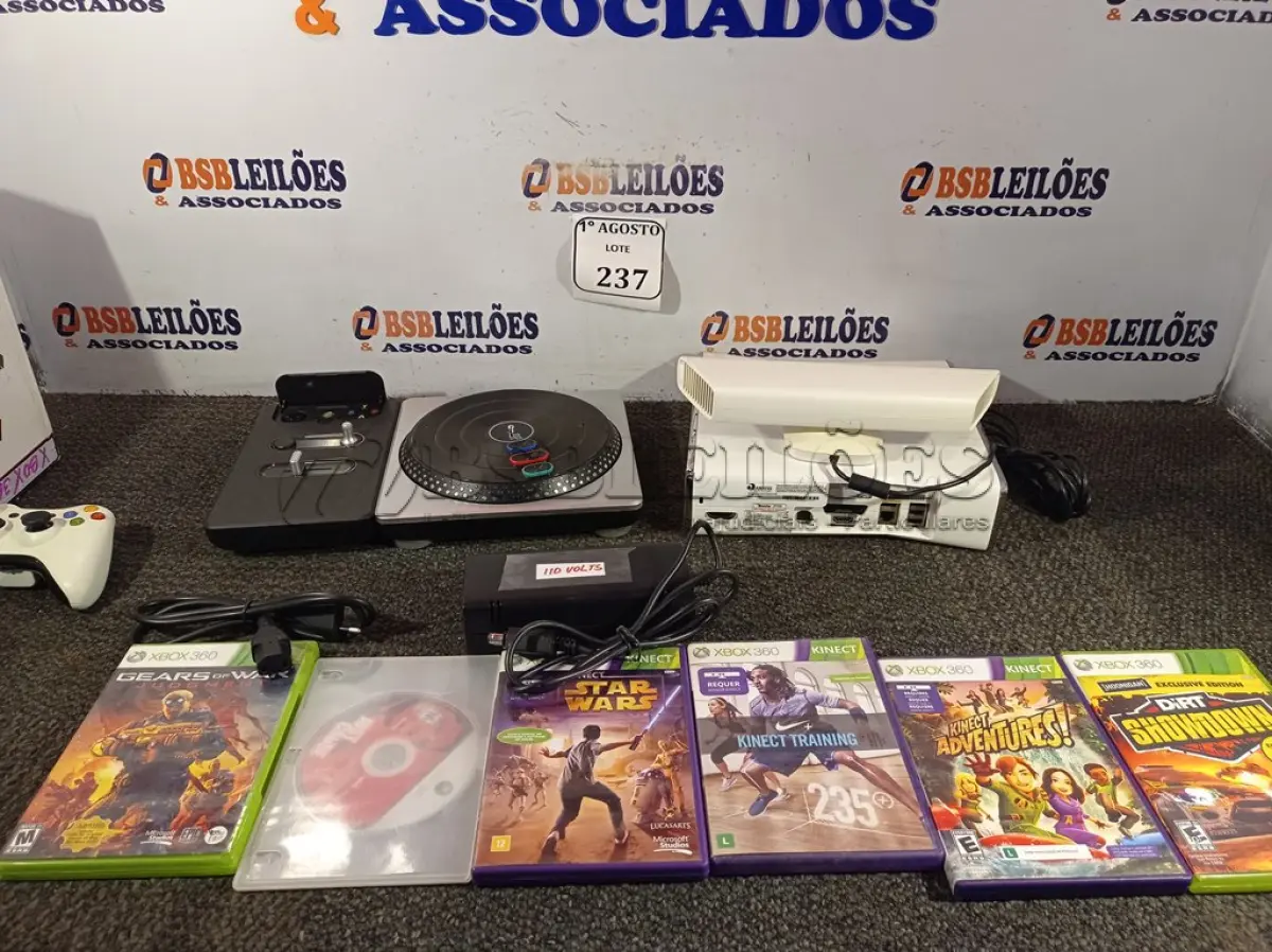 LOTE 237 - 01 XBOX COM KINECT COM FONTE, 01 CONTROLE, 01 DJ HERO E 05 JOGOS.   (NO ESTADO) ATENÇÃO! FAZER A VISITAÇÃO ANTES DE ARREMATAR, NÃO SABEMOS SE FUNCIONA. LEILÃO NÃO TEM GARANTIA E NEM DEVOLUÇÃO, SUJEITO A POSSÍVEIS AVARIAS VISÍVEIS/OCULTAS E/OU AUSÊNCIA DE COMPONENTES.