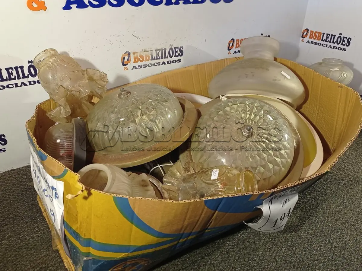 LOTE 194 - 01 LOTE COM LUMINÁRIAS EM VIDRO DIVERSAS (NO ESTADO). ATENÇÃO! FAZER A VISITAÇÃO ANTES DE ARREMATAR, NÃO SABEMOS SE FUNCIONA. LEILÃO NÃO TEM GARANTIA E NEM DEVOLUÇÃO, SUJEITO A POSSÍVEIS AVARIAS VISÍVEIS/OCULTAS E/OU AUSÊNCIA DE COMPONENTES.