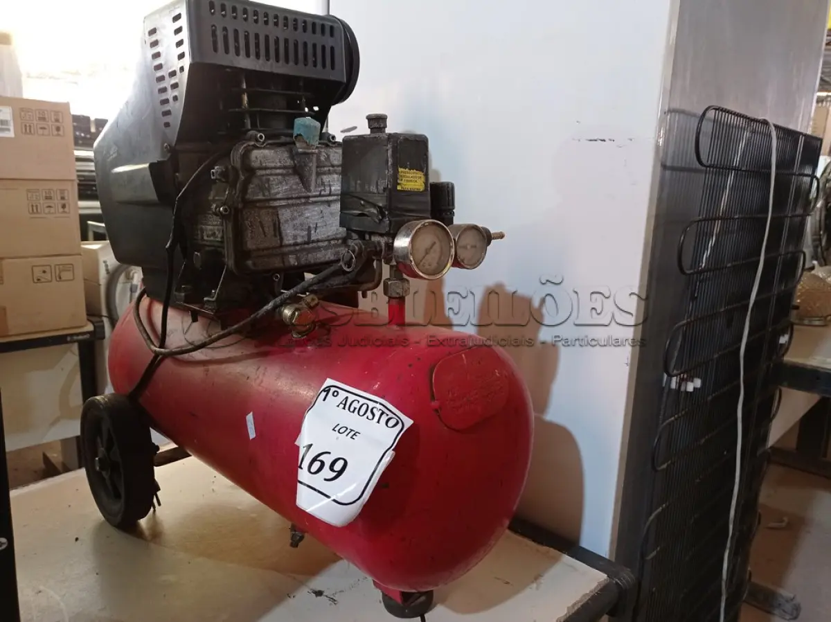 LOTE 169 - 01 COMPRESSOR ELÉTRICO VERMELHO. (NO ESTADO) ATENÇÃO! FAZER A VISITAÇÃO ANTES DE ARREMATAR, NÃO SABEMOS SE FUNCIONA. LEILÃO NÃO TEM GARANTIA E NEM DEVOLUÇÃO, SUJEITO A POSSÍVEIS AVARIAS VISÍVEIS/OCULTAS E/OU AUSÊNCIA DE COMPONENTES.