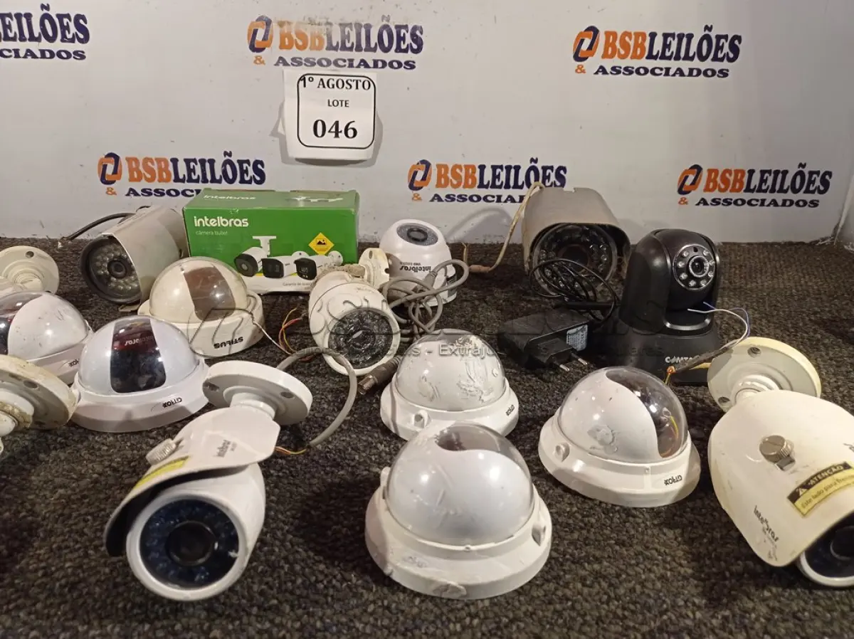 LOTE 046 - 01 LOTE COM DIVERSAS CÂMERAS. (NO ESTADO) ATENÇÃO! FAZER A VISITAÇÃO ANTES DE ARREMATAR, NÃO SABEMOS SE FUNCIONA. LEILÃO NÃO TEM GARANTIA E NEM DEVOLUÇÃO, SUJEITO A POSSÍVEIS AVARIAS VISÍVEIS/OCULTAS E/OU AUSÊNCIA DE COMPONENTES.