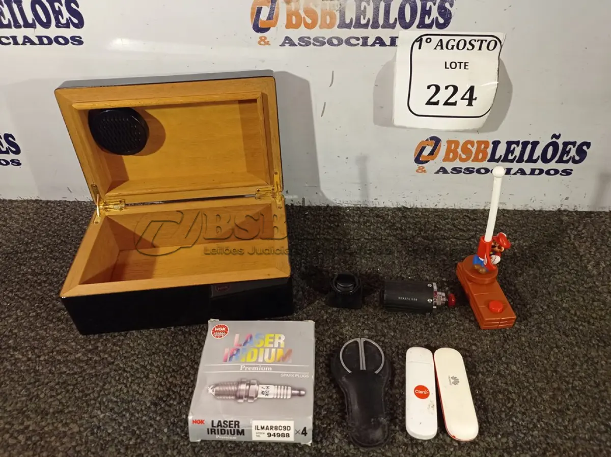 LOTE 224 - 01 CAIXA UMIDIFICADORA PARA CHARUTOS, COM TESOURA, 01 TRANSMISSOR PARA RELÓGIO DE MERGULHO, 01 JOGO DE VELAS PARA MOTOR 3 CILINDROS, 02 MODENS USV E 01 BONECO DO MÁRIO. (NO ESTADO) ATENÇÃO! FAZER A VISITAÇÃO ANTES DE ARREMATAR, NÃO SABEMOS SE FUNCIONA. LEILÃO NÃO TEM GARANTIA E NEM DEVOLUÇÃO, SUJEITO A POSSÍVEIS AVARIAS VISÍVEIS/OCULTAS E/OU AUSÊNCIA DE COMPONENTES.