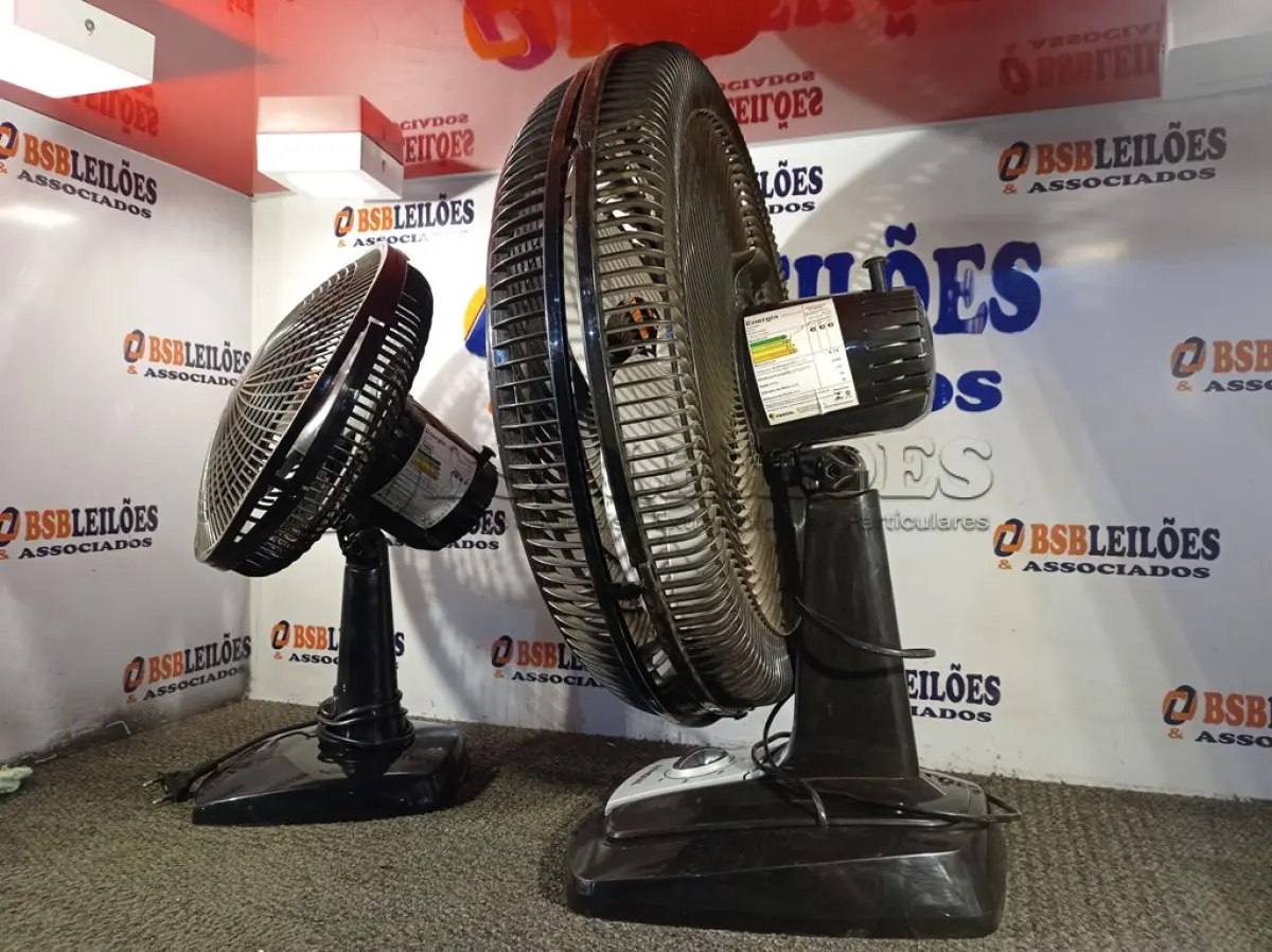 LOTE 143 - 02 VENTILADORES COM AVARIAS. (NO ESTADO) ATENÇÃO! FAZER A VISITAÇÃO ANTES DE ARREMATAR, NÃO SABEMOS SE FUNCIONA. LEILÃO NÃO TEM GARANTIA E NEM DEVOLUÇÃO, SUJEITO A POSSÍVEIS AVARIAS VISÍVEIS/OCULTAS E/OU AUSÊNCIA DE COMPONENTES.