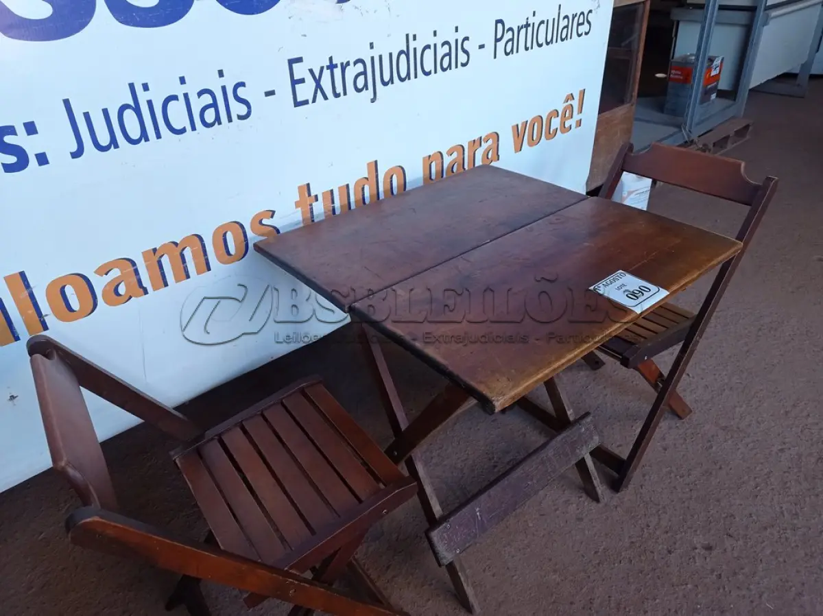 LOTE 090 - 01 MESA EM MADEIRA COM 02 CADEIRAS DOBRÁVEL COM AVARIAS. (NO ESTADO) ATENÇÃO! FAZER A VISITAÇÃO ANTES DE ARREMATAR, NÃO SABEMOS SE FUNCIONA. LEILÃO NÃO TEM GARANTIA E NEM DEVOLUÇÃO, SUJEITO A POSSÍVEIS AVARIAS VISÍVEIS/OCULTAS E/OU AUSÊNCIA DE COMPONENTES.