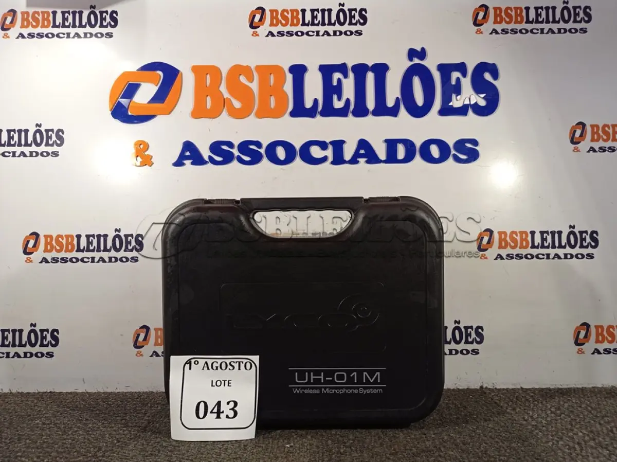 LOTE 043 - 01 MALETA COM 01 TRANSMISSOR E 02 MICROFONES SEM FIO. (NO ESTADO) ATENÇÃO! FAZER A VISITAÇÃO ANTES DE ARREMATAR, NÃO SABEMOS SE FUNCIONA. LEILÃO NÃO TEM GARANTIA E NEM DEVOLUÇÃO, SUJEITO A POSSÍVEIS AVARIAS VISÍVEIS/OCULTAS E/OU AUSÊNCIA DE COMPONENTES.