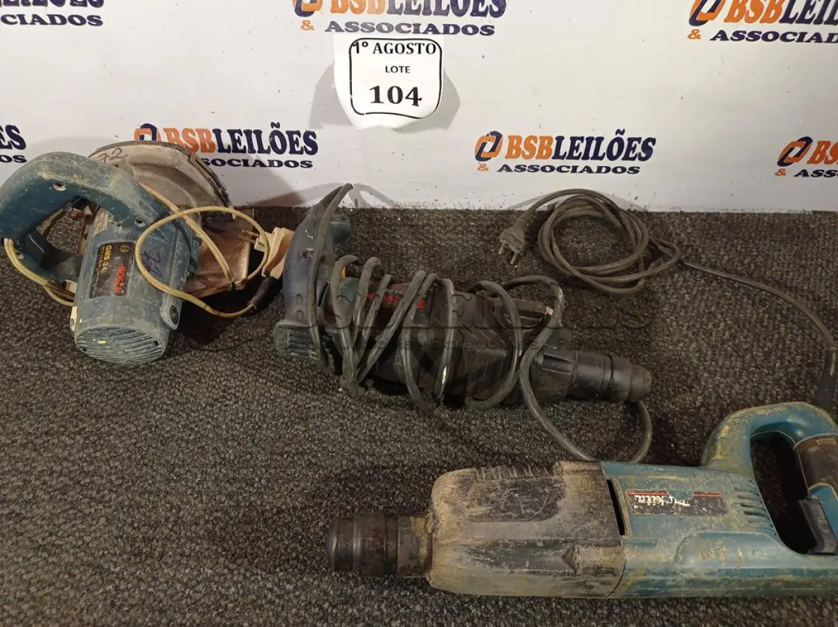 LOTE 104 - 01 SERRA MÁRMORE BOCH, 01 FURADEIRA E 01 MARTELETE. (NO ESTADO) ATENÇÃO! FAZER A VISITAÇÃO ANTES DE ARREMATAR, NÃO SABEMOS SE FUNCIONA. LEILÃO NÃO TEM GARANTIA E NEM DEVOLUÇÃO, SUJEITO A POSSÍVEIS AVARIAS VISÍVEIS/OCULTAS E/OU AUSÊNCIA DE COMPONENTES.