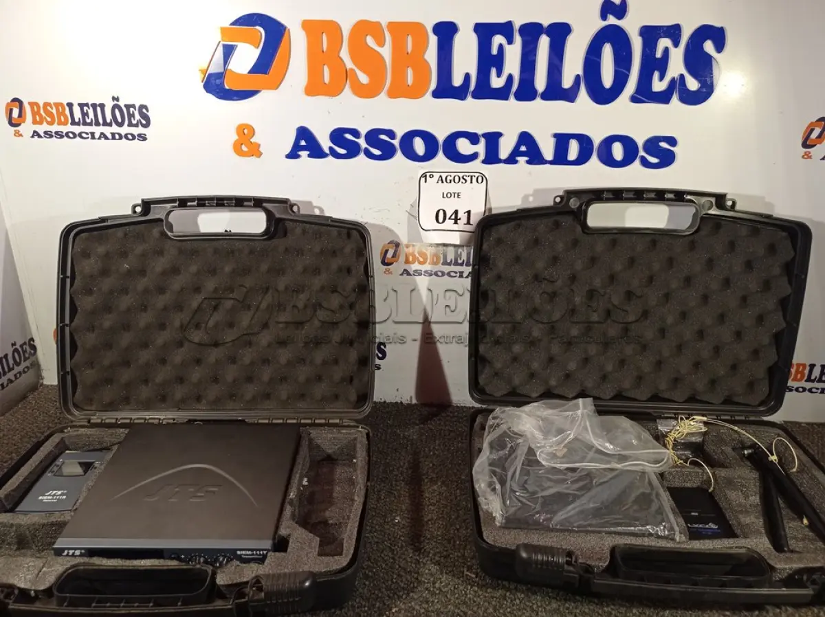 LOTE 041 - 02 MALETAS COM TRANSMISSORES, SENDO 01 COM MICROFONE LAPELA. (NO ESTADO) ATENÇÃO! FAZER A VISITAÇÃO ANTES DE ARREMATAR, NÃO SABEMOS SE FUNCIONA. LEILÃO NÃO TEM GARANTIA E NEM DEVOLUÇÃO, SUJEITO A POSSÍVEIS AVARIAS VISÍVEIS/OCULTAS E/OU AUSÊNCIA DE COMPONENTES.