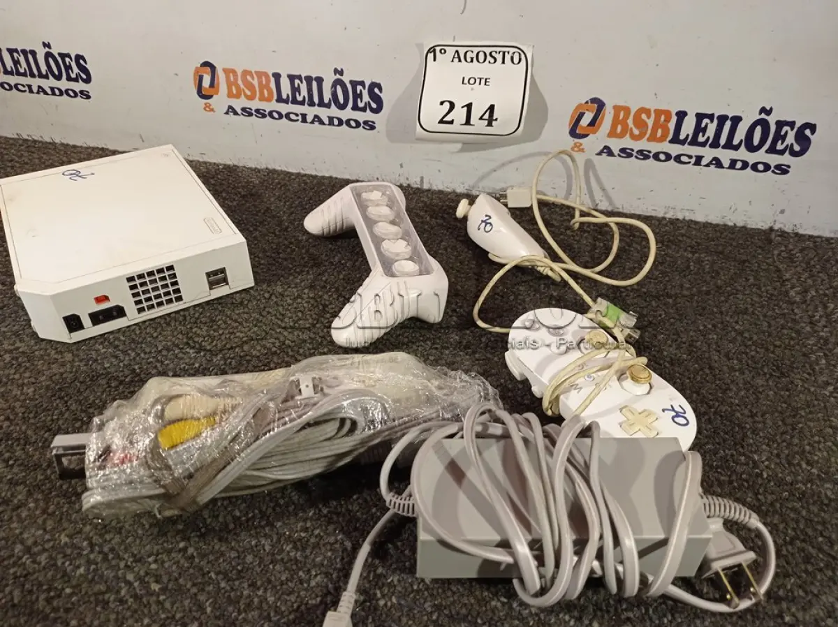 LOTE 214 - 01 VÍDEO GAME NINTENDO WII COM ACESSÓRIOS. (NO ESTADO) ATENÇÃO! FAZER A VISITAÇÃO ANTES DE ARREMATAR, NÃO SABEMOS SE FUNCIONA. LEILÃO NÃO TEM GARANTIA E NEM DEVOLUÇÃO, SUJEITO A POSSÍVEIS AVARIAS VISÍVEIS/OCULTAS E/OU AUSÊNCIA DE COMPONENTES.
