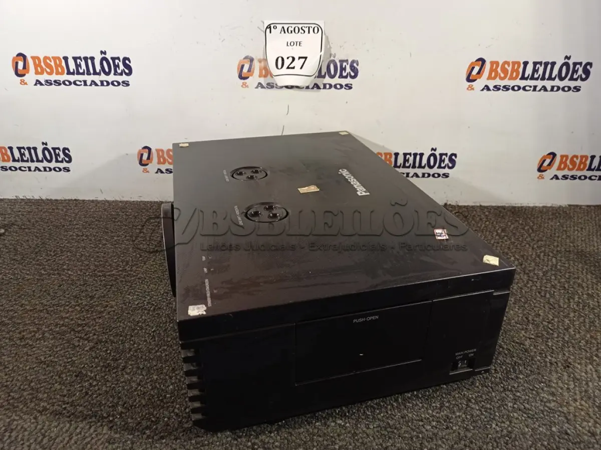 LOTE 027 - 01 PROJETOR PANASONIC PT-AE2000U. (NO ESTADO) ATENÇÃO! FAZER A VISITAÇÃO ANTES DE ARREMATAR, NÃO SABEMOS SE FUNCIONA. LEILÃO NÃO TEM GARANTIA E NEM DEVOLUÇÃO, SUJEITO A POSSÍVEIS AVARIAS VISÍVEIS/OCULTAS E/OU AUSÊNCIA DE COMPONENTES.