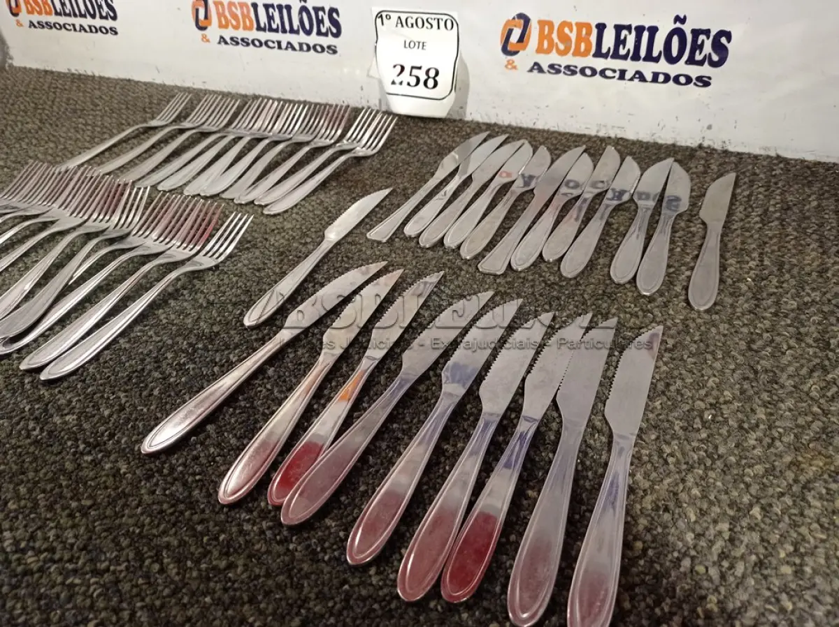 LOTE 258 - 01 LOTE COM 20 FACAS E 20 GARFOS. (NO ESTADO) ATENÇÃO! FAZER A VISITAÇÃO ANTES DE ARREMATAR, NÃO SABEMOS SE FUNCIONA. LEILÃO NÃO TEM GARANTIA E NEM DEVOLUÇÃO, SUJEITO A POSSÍVEIS AVARIAS VISÍVEIS/OCULTAS E/OU AUSÊNCIA DE COMPONENTES.