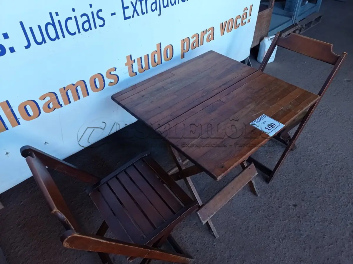 LOTE 100 - 01 MESA EM MADEIRA COM 02 CADEIRAS DOBRÁVEL COM AVARIAS. (NO ESTADO) ATENÇÃO! FAZER A VISITAÇÃO ANTES DE ARREMATAR, NÃO SABEMOS SE FUNCIONA. LEILÃO NÃO TEM GARANTIA E NEM DEVOLUÇÃO, SUJEITO A POSSÍVEIS AVARIAS VISÍVEIS/OCULTAS E/OU AUSÊNCIA DE COMPONENTES.