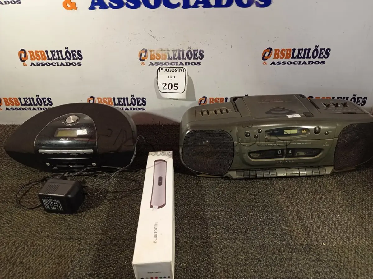 LOTE 205 - 03 APARELHOS DE SOM DIVERSOS (NO ESTADO) ATENÇÃO! FAZER A VISITAÇÃO ANTES DE ARREMATAR, NÃO SABEMOS SE FUNCIONA. LEILÃO NÃO TEM GARANTIA E NEM DEVOLUÇÃO, SUJEITO A POSSÍVEIS AVARIAS VISÍVEIS/OCULTAS E/OU AUSÊNCIA DE COMPONENTES.