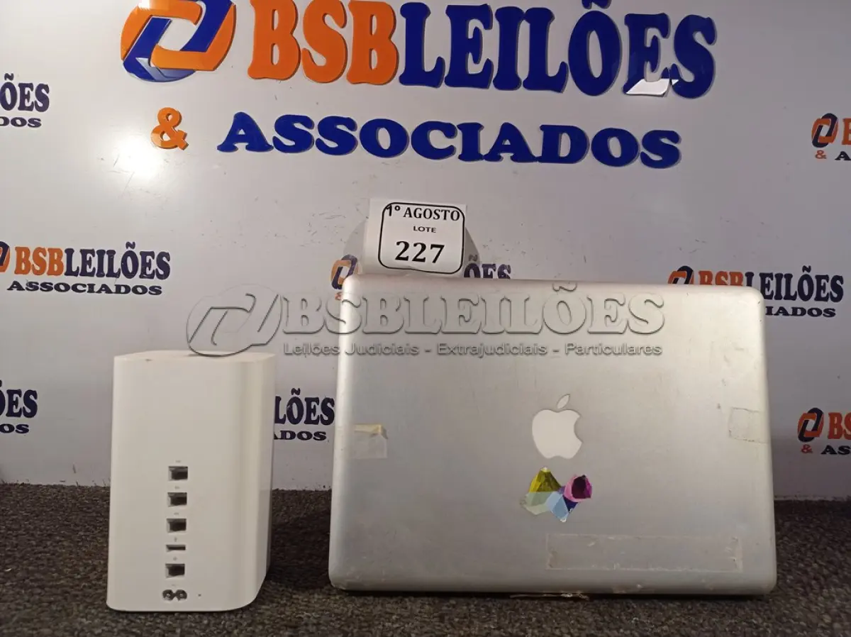 LOTE 227 - 01 MACBOOK E 01 ROTEADOR. (NO ESTADO) ATENÇÃO! FAZER A VISITAÇÃO ANTES DE ARREMATAR, NÃO SABEMOS SE FUNCIONA. LEILÃO NÃO TEM GARANTIA E NEM DEVOLUÇÃO, SUJEITO A POSSÍVEIS AVARIAS VISÍVEIS/OCULTAS E/OU AUSÊNCIA DE COMPONENTES.