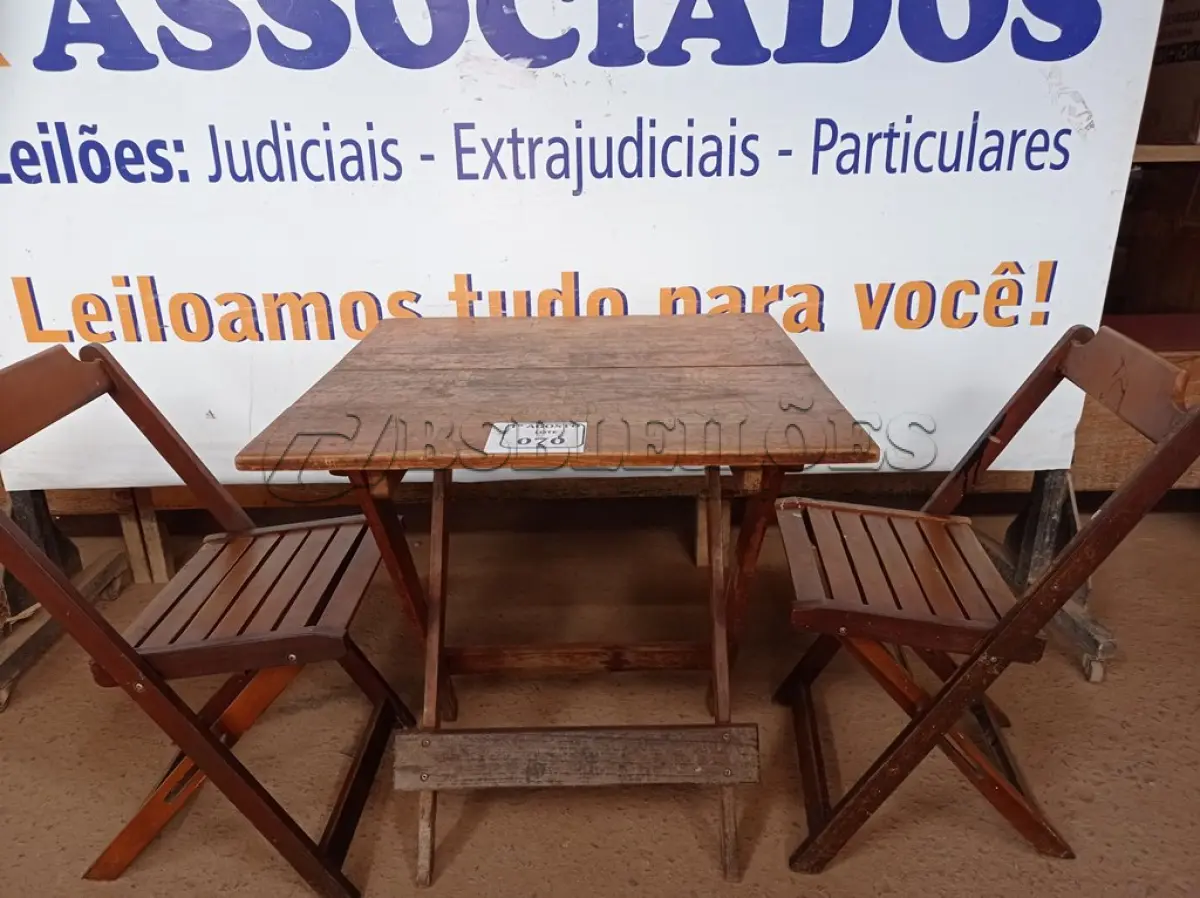 LOTE 070 - 01 MESA EM MADEIRA COM 02 CADEIRAS DOBRÁVEL COM AVARIAS. (NO ESTADO) ATENÇÃO! FAZER A VISITAÇÃO ANTES DE ARREMATAR, NÃO SABEMOS SE FUNCIONA. LEILÃO NÃO TEM GARANTIA E NEM DEVOLUÇÃO, SUJEITO A POSSÍVEIS AVARIAS VISÍVEIS/OCULTAS E/OU AUSÊNCIA DE COMPONENTES.