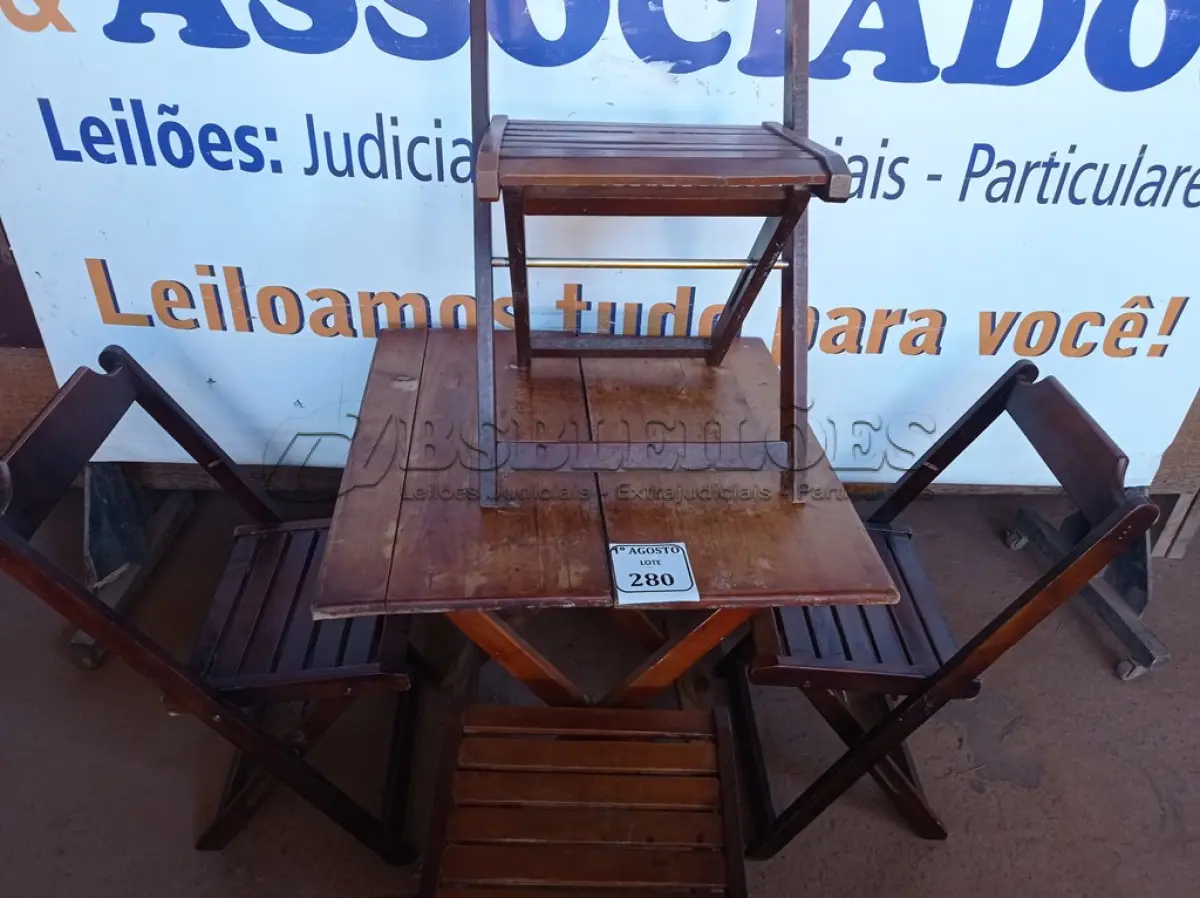LOTE 280 - 01 MESA COM 04 CADEIRAS COM AVARIAS EM MADEIRA DOBRÁVEL. (NO ESTADO) ATENÇÃO! FAZER A VISITAÇÃO ANTES DE ARREMATAR, NÃO SABEMOS SE FUNCIONA. LEILÃO NÃO TEM GARANTIA E NEM DEVOLUÇÃO, SUJEITO A POSSÍVEIS AVARIAS VISÍVEIS/OCULTAS E/OU AUSÊNCIA DE COMPONENTES.