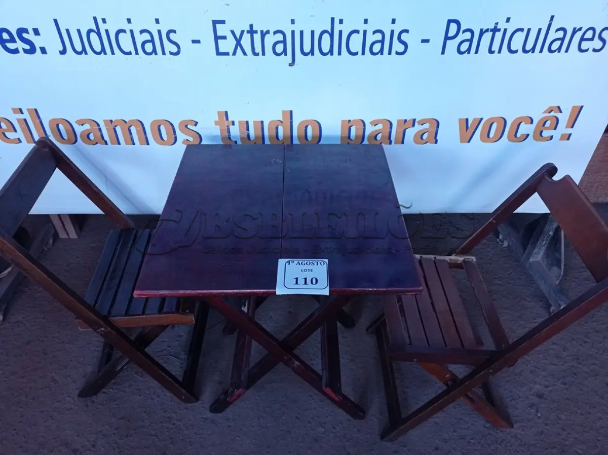 LOTE 110 - 01 MESA EM MADEIRA COM 02 CADEIRAS DOBRÁVEL COM AVARIAS. (NO ESTADO) ATENÇÃO! FAZER A VISITAÇÃO ANTES DE ARREMATAR, NÃO SABEMOS SE FUNCIONA. LEILÃO NÃO TEM GARANTIA E NEM DEVOLUÇÃO, SUJEITO A POSSÍVEIS AVARIAS VISÍVEIS/OCULTAS E/OU AUSÊNCIA DE COMPONENTES.