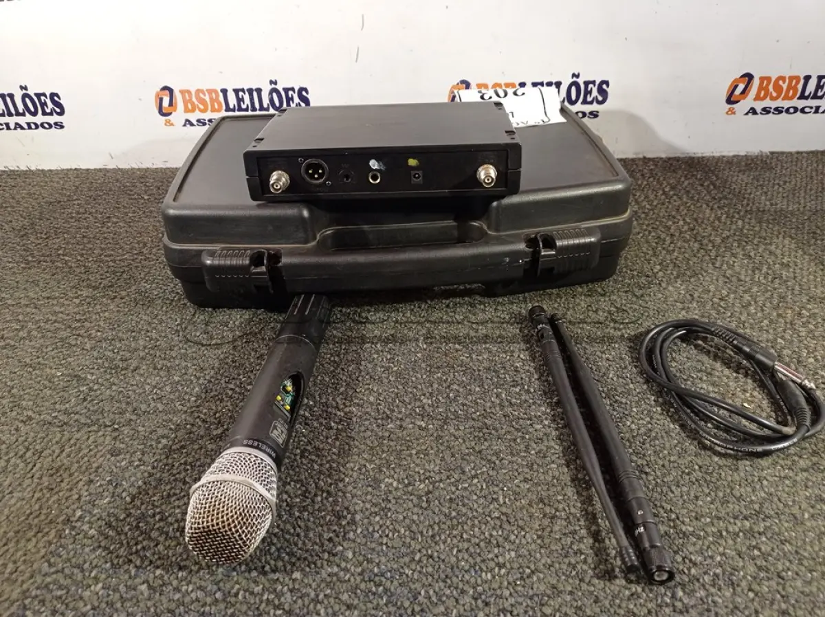 LOTE 203 - 01 MALETA COM 01 TRANSMISSOR E 01 MICROFONE SEM FIO. (NO ESTADO) ATENÇÃO! FAZER A VISITAÇÃO ANTES DE ARREMATAR, NÃO SABEMOS SE FUNCIONA. LEILÃO NÃO TEM GARANTIA E NEM DEVOLUÇÃO, SUJEITO A POSSÍVEIS AVARIAS VISÍVEIS/OCULTAS E/OU AUSÊNCIA DE COMPONENTES.