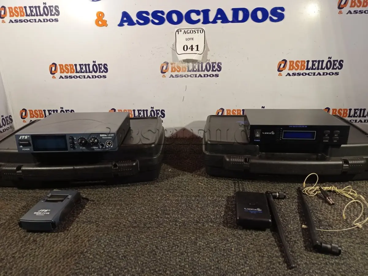 LOTE 041 - 02 MALETAS COM TRANSMISSORES, SENDO 01 COM MICROFONE LAPELA. (NO ESTADO) ATENÇÃO! FAZER A VISITAÇÃO ANTES DE ARREMATAR, NÃO SABEMOS SE FUNCIONA. LEILÃO NÃO TEM GARANTIA E NEM DEVOLUÇÃO, SUJEITO A POSSÍVEIS AVARIAS VISÍVEIS/OCULTAS E/OU AUSÊNCIA DE COMPONENTES.