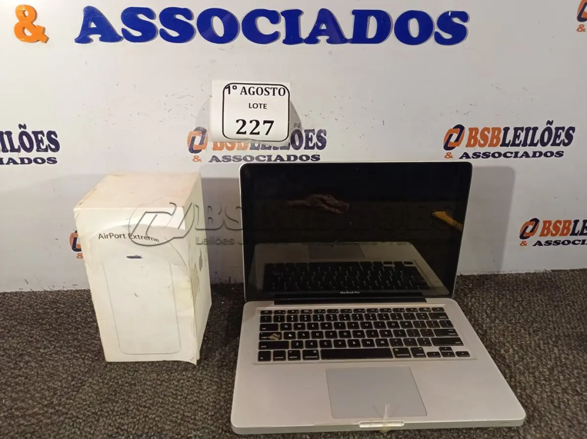 LOTE 227 - 01 MACBOOK E 01 ROTEADOR. (NO ESTADO) ATENÇÃO! FAZER A VISITAÇÃO ANTES DE ARREMATAR, NÃO SABEMOS SE FUNCIONA. LEILÃO NÃO TEM GARANTIA E NEM DEVOLUÇÃO, SUJEITO A POSSÍVEIS AVARIAS VISÍVEIS/OCULTAS E/OU AUSÊNCIA DE COMPONENTES.