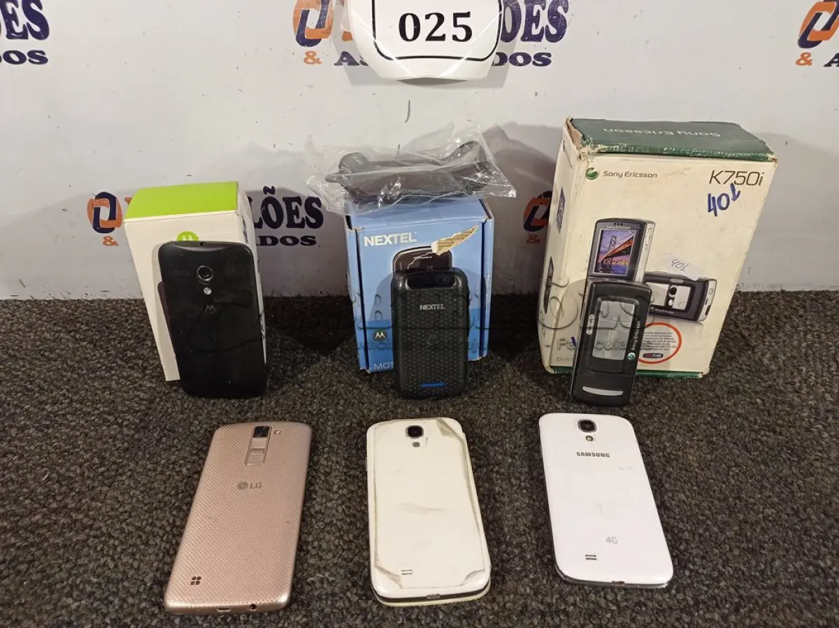 LOTE 025 - 06 APARELHOS CELULARES. (NO ESTADO) ATENÇÃO! FAZER A VISITAÇÃO ANTES DE ARREMATAR, NÃO SABEMOS SE FUNCIONA. LEILÃO NÃO TEM GARANTIA E NEM DEVOLUÇÃO, SUJEITO A POSSÍVEIS AVARIAS VISÍVEIS/OCULTAS E/OU AUSÊNCIA DE COMPONENTES.