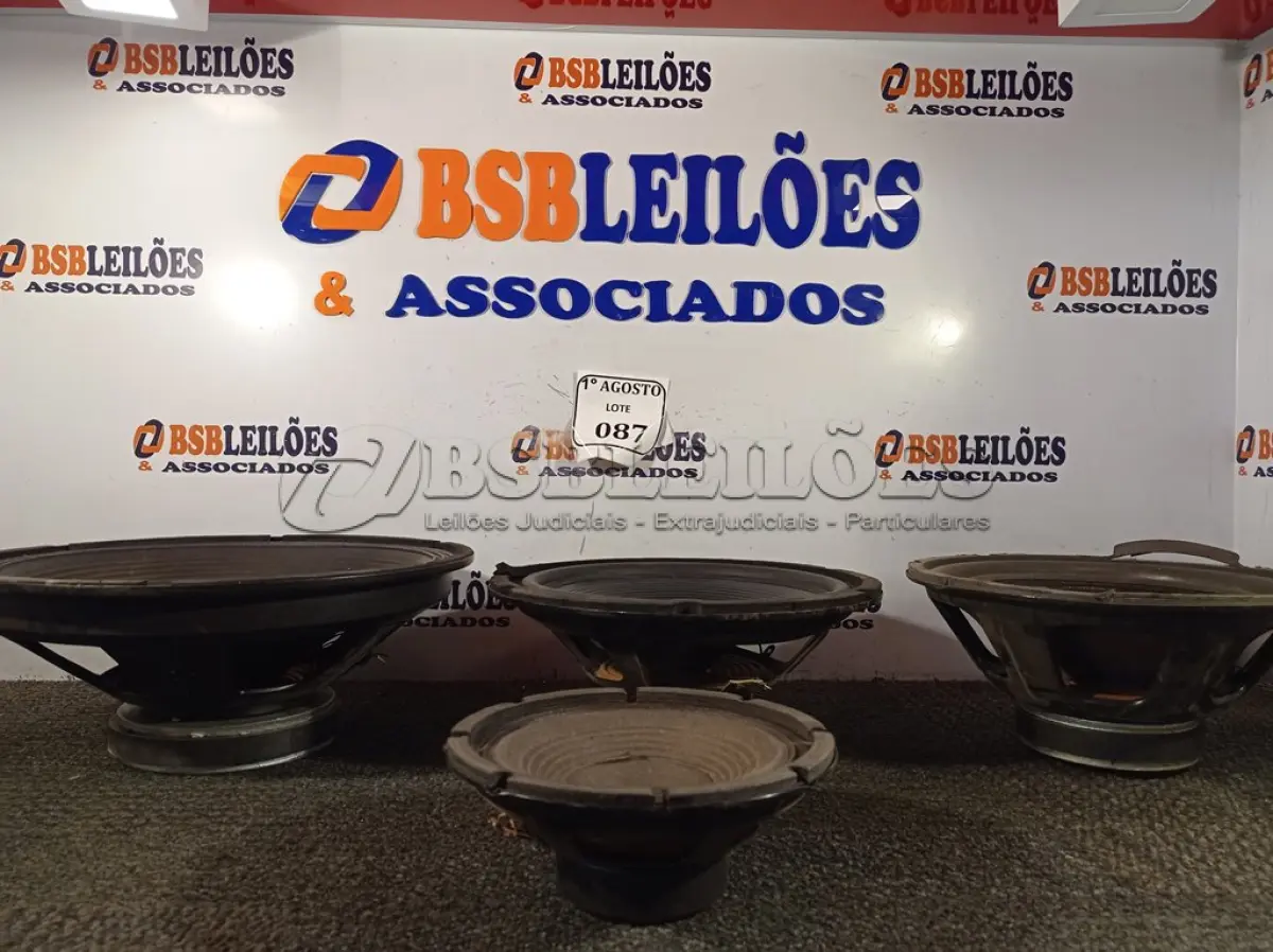 LOTE 087 - 04 ALTO FALANTES DIVERSOS. (NO ESTADO) ATENÇÃO! FAZER A VISITAÇÃO ANTES DE ARREMATAR, NÃO SABEMOS SE FUNCIONA. LEILÃO NÃO TEM GARANTIA E NEM DEVOLUÇÃO, SUJEITO A POSSÍVEIS AVARIAS VISÍVEIS/OCULTAS E/OU AUSÊNCIA DE COMPONENTES.