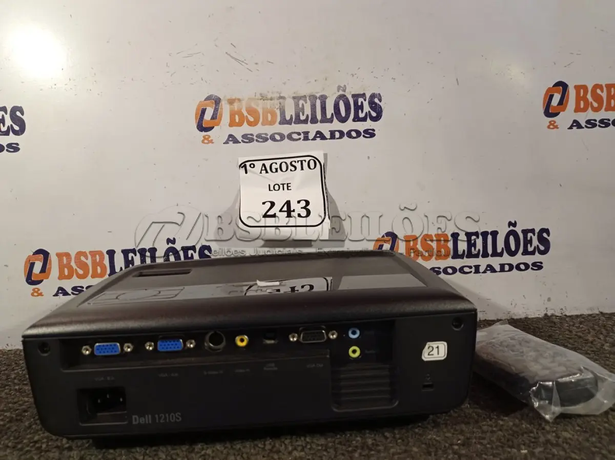 LOTE 243 - 01 PROJETOR MULTIMIDIA MARCA DELL COM CONTROLE 387 HORAS DE USO SEM CABO DE FORÇA 220V. (NO ESTADO) ATENÇÃO! FAZER A VISITAÇÃO ANTES DE ARREMATAR, NÃO SABEMOS SE FUNCIONA. LEILÃO NÃO TEM GARANTIA E NEM DEVOLUÇÃO, SUJEITO A POSSÍVEIS AVARIAS VISÍVEIS/OCULTAS E/OU AUSÊNCIA DE COMPONENTES.